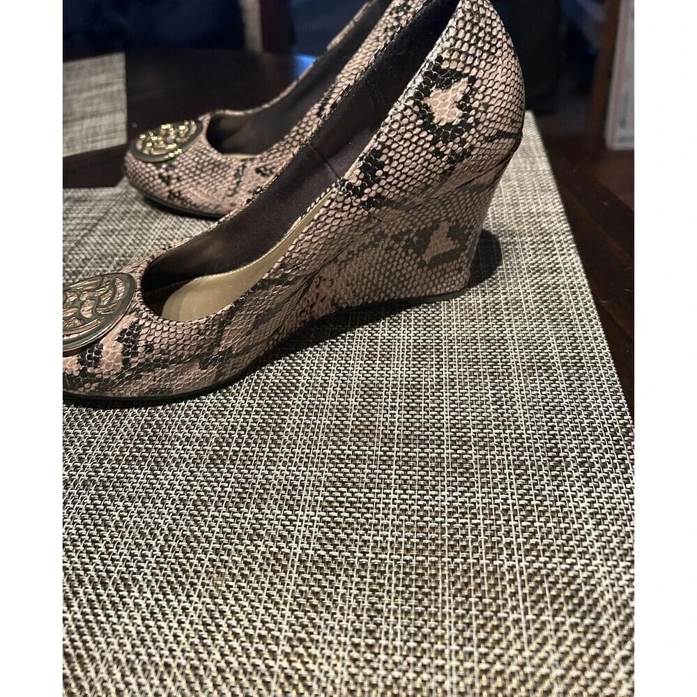 Vtg Fioni Payless Heels Pumps Swiftie Revolution Snake Print Golden Medallion 8